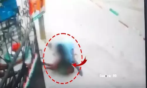 పిల్లాడిని పక్క వీధిలోకి తీసుకెళ్లిన ఆటో డ్రైవర్.. ఆ తర్వాత