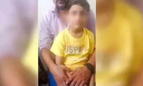 రెండు గంటలు లిఫ్ట్ లో ఇరుక్కుపోయిన బాలుడు.. ఏమి చేశాడో తెలుసా?