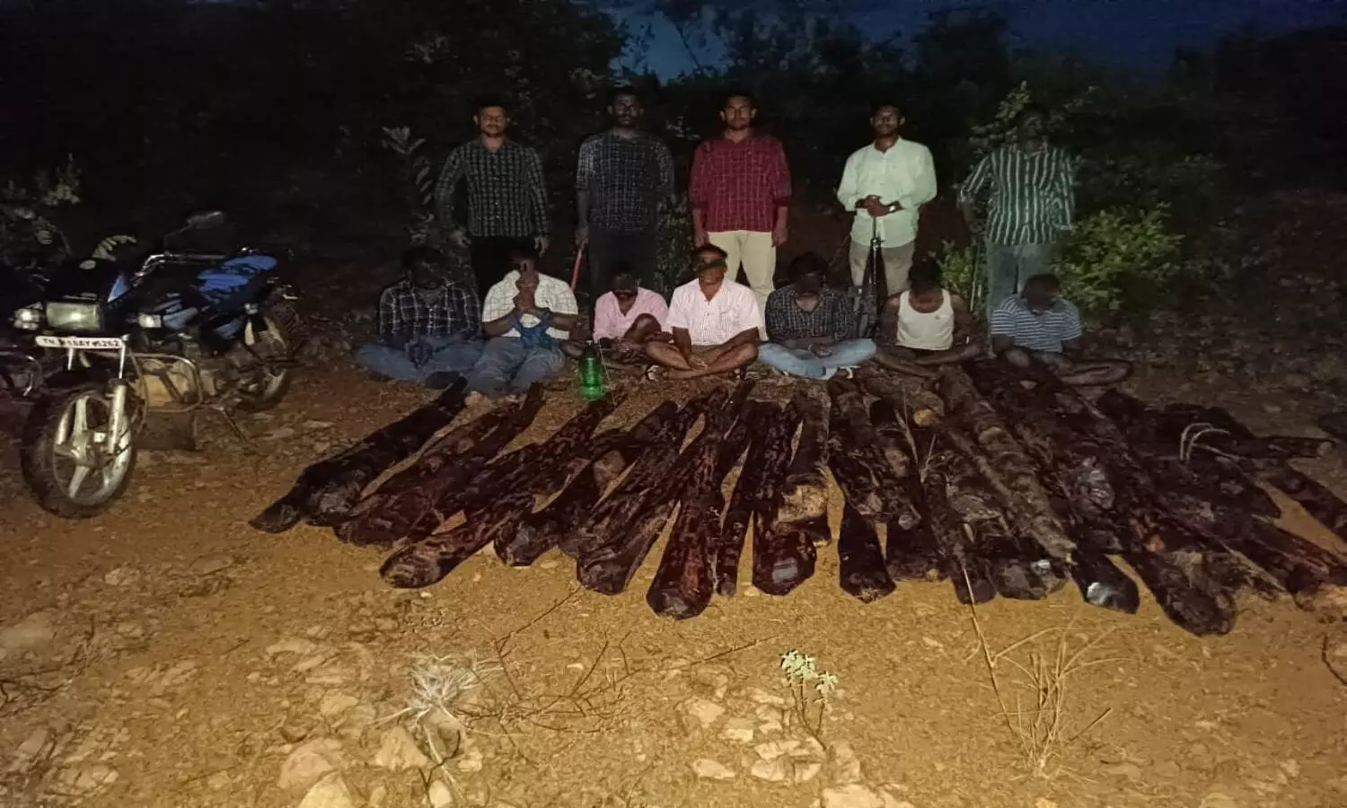 మోటారు సైకిళ్ళపై అనుమానాస్పదంగా తిరుగుతూ.. విచారించగా?