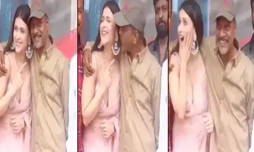 పబ్లిక్ గా హీరోయిన్ ను ముద్దుపెట్టుకున్న టాలీవుడ్ డైరెక్టర్