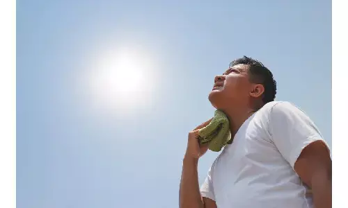 ఏపీలో మండే ఎండలు...  తెలంగాణలో తేలికపాటి వర్షాలు