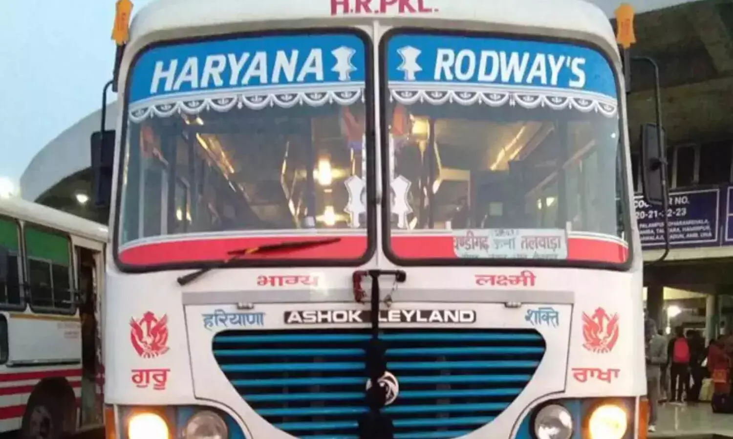 వాంతి చేసుకోడానికి బస్సు నుండి తల బయటపెట్టింది.. అంతే! వాంతి చేసుకోడానికి బస్సు నుండి తల బయటపెట్టింది.. అంతే!