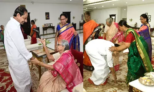 సీఎం కేసీఆర్‌కు రాఖీ క‌ట్టిన తోబుట్టువులు