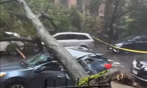 న్యూయార్క్ లో ఎమెర్జెన్సీ : ఇళ్లలో నుంచి రావద్దని హెచ్చరిక