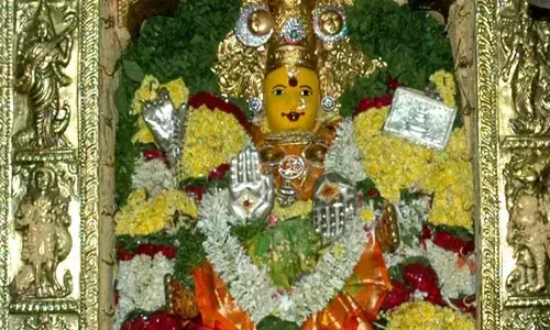 bala tripura sundari devi, first day, sharannavarathrulu, indrakiladri