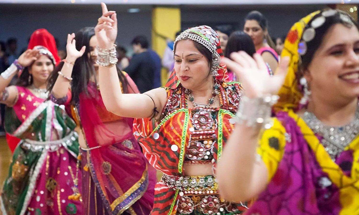 Breaking : గర్బా నృత్యం చేస్తూ పది మంది గుండెపోటుతో మృతి