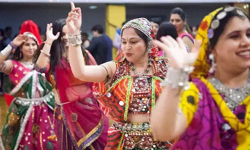 Breaking : గర్బా నృత్యం చేస్తూ పది మంది గుండెపోటుతో మృతి