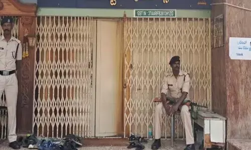 Income tax : ప్రొద్దుటూరులో ఐటీ రైడ్స్.. దుకాణాలన్నీ బంద్