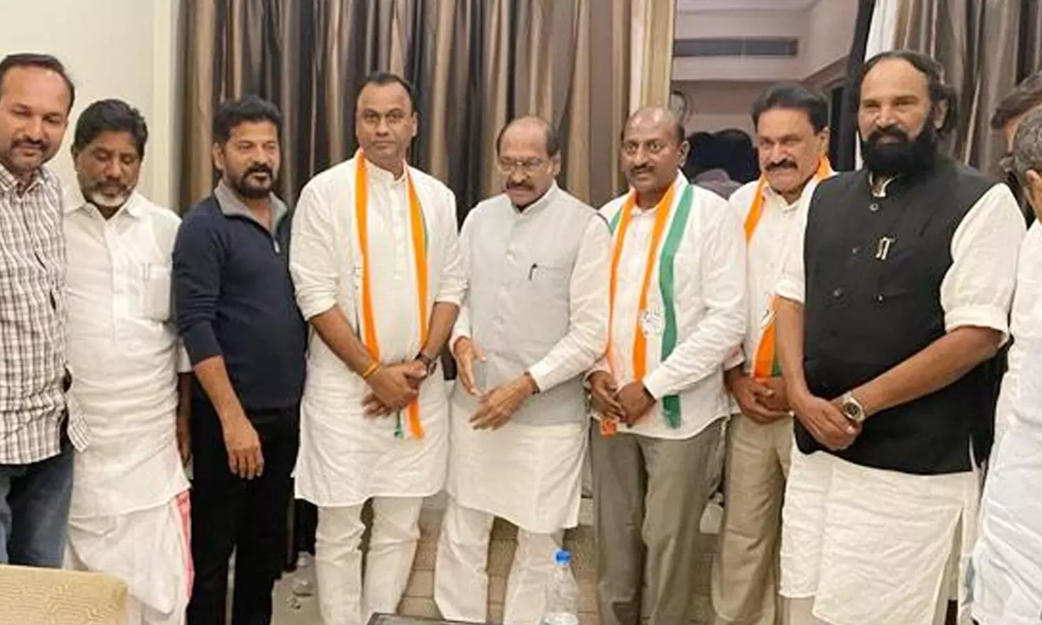 కాంగ్రెస్ కండువా కప్పుకున్న కోమటిరెడ్డి