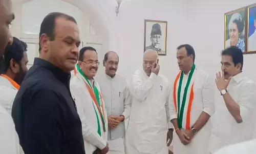 Congress : భారీగా చేరికలు.. కండువాలు కప్పుతూ