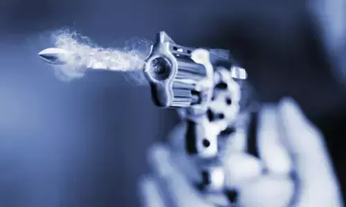 గన్ తో తనను కాల్చుకున్న కానిస్టేబుల్