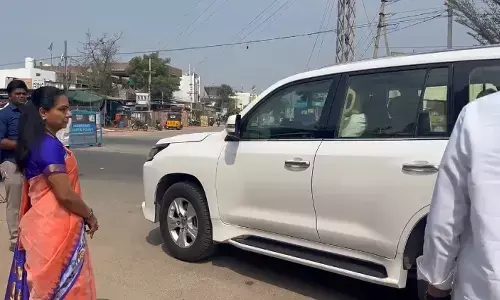 kalvakuntla kavitha, car, checking, telangana elections