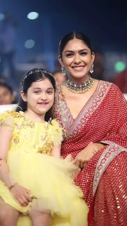 హాయ్ నాన్న ఈవెంట్ లో మృణాల్, నాని సందడి