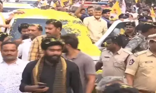 chandrababu naidu, tdp, warmly welcome, gannavaram airport