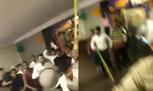 హైదరాబాద్ లో కస్టమర్లను వెయిటర్లు బాదేశారు