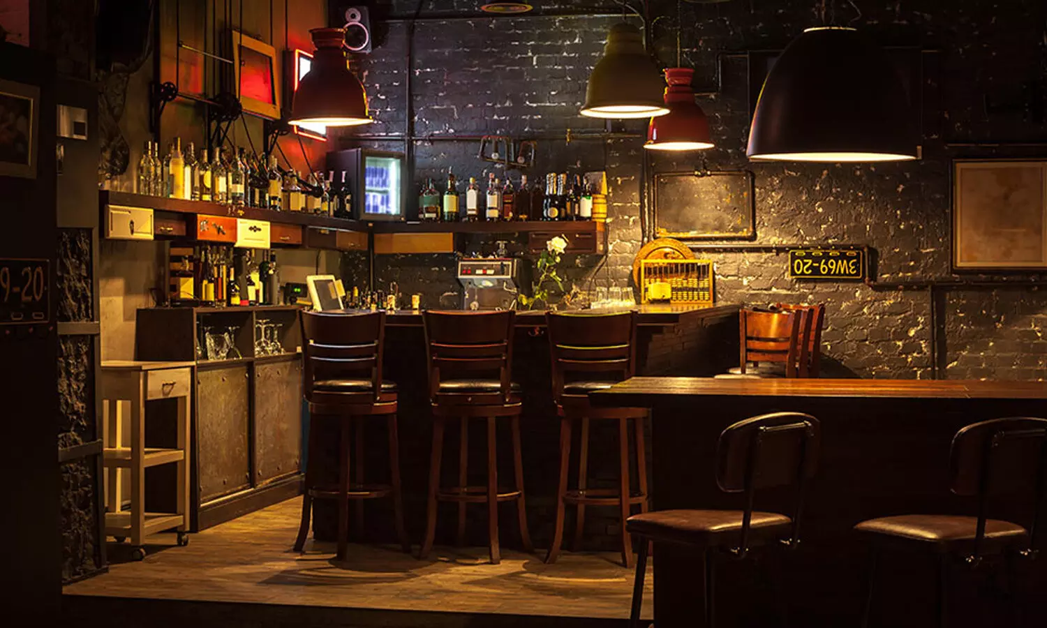 Hyderabad : పబ్ల యాజమాన్యానికి షాకిచ్చిన పోలీసులు Hyderabad : పబ్ల యాజమాన్యానికి షాకిచ్చిన పోలీసులు