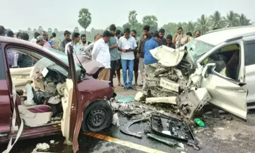Road Accident : రెండు కార్లు ఢీ - ముగ్గురు మృతి