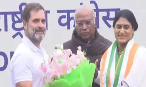 Ys Sharmila : హస్తం కండువా కప్పేసుకున్న వైఎస్ తనయ