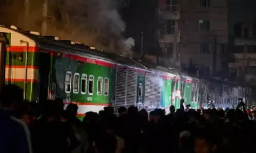 రైలులో చెలరేగిన మంటలు.. 5 మంది సజీవ దహనం