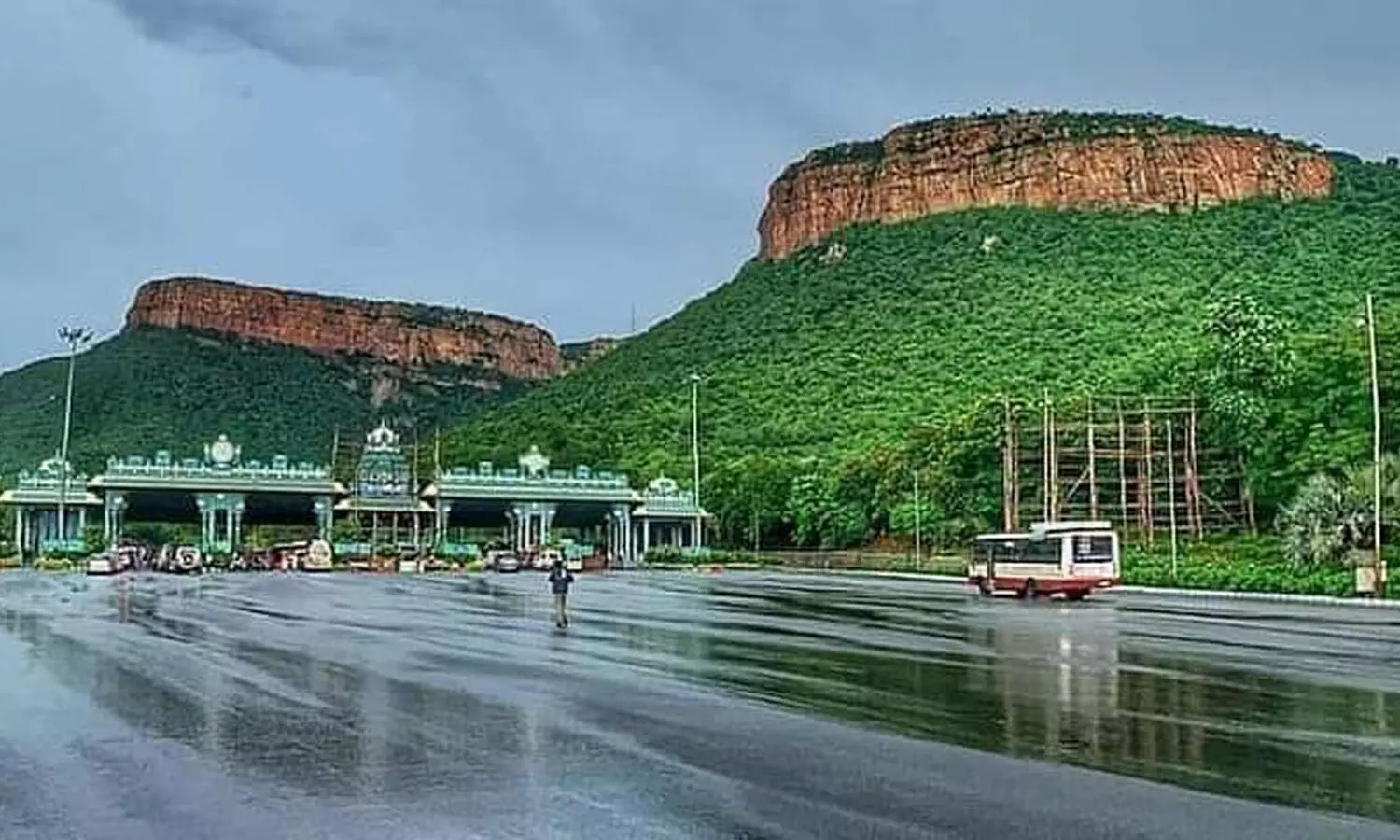 Tirumala : రద్దీ బాగా తగ్గిందే.. ఆదివారమైనా.. రీజన్ ఇదేనా? Tirumala : రద్దీ బాగా తగ్గిందే.. ఆదివారమైనా.. రీజన్ ఇదేనా?