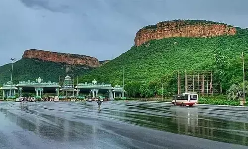 Tirumala : రద్దీ బాగా తగ్గిందే.. ఆదివారమైనా.. రీజన్ ఇదేనా?