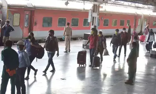 Big Breaking : నాంపల్లి రైల్వే స్టేషన్ లో చార్మినార్ ఎక్స్‌ప్రెస్‌కు ప్రమాదం