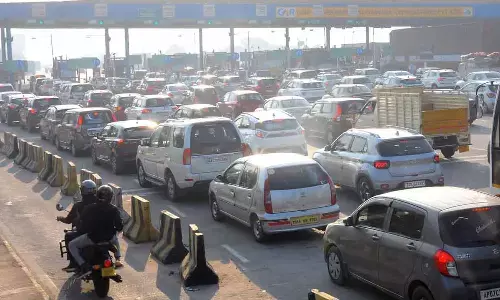 National Highway : ఒక్కసారిగా పెరిగిన రద్దీ.. టోల్‌ప్లాజాల వద్ద గంటల గంటలు