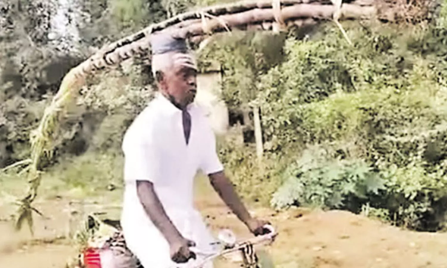 కుమార్తెకు ఇష్టమని పథ్నాలుగు కిలోమీటర్లు సైకిలపై వెళ్లి?