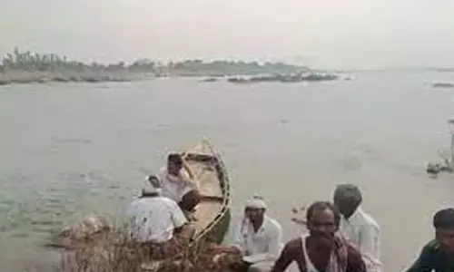 పడవ బోల్తా .. ఆరుగురు మహిళల గల్లంతు