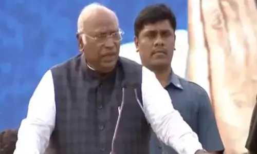 Kharge : మోదీ భయపెడతాడు.. అలర్ట్‌గా ఉండండి