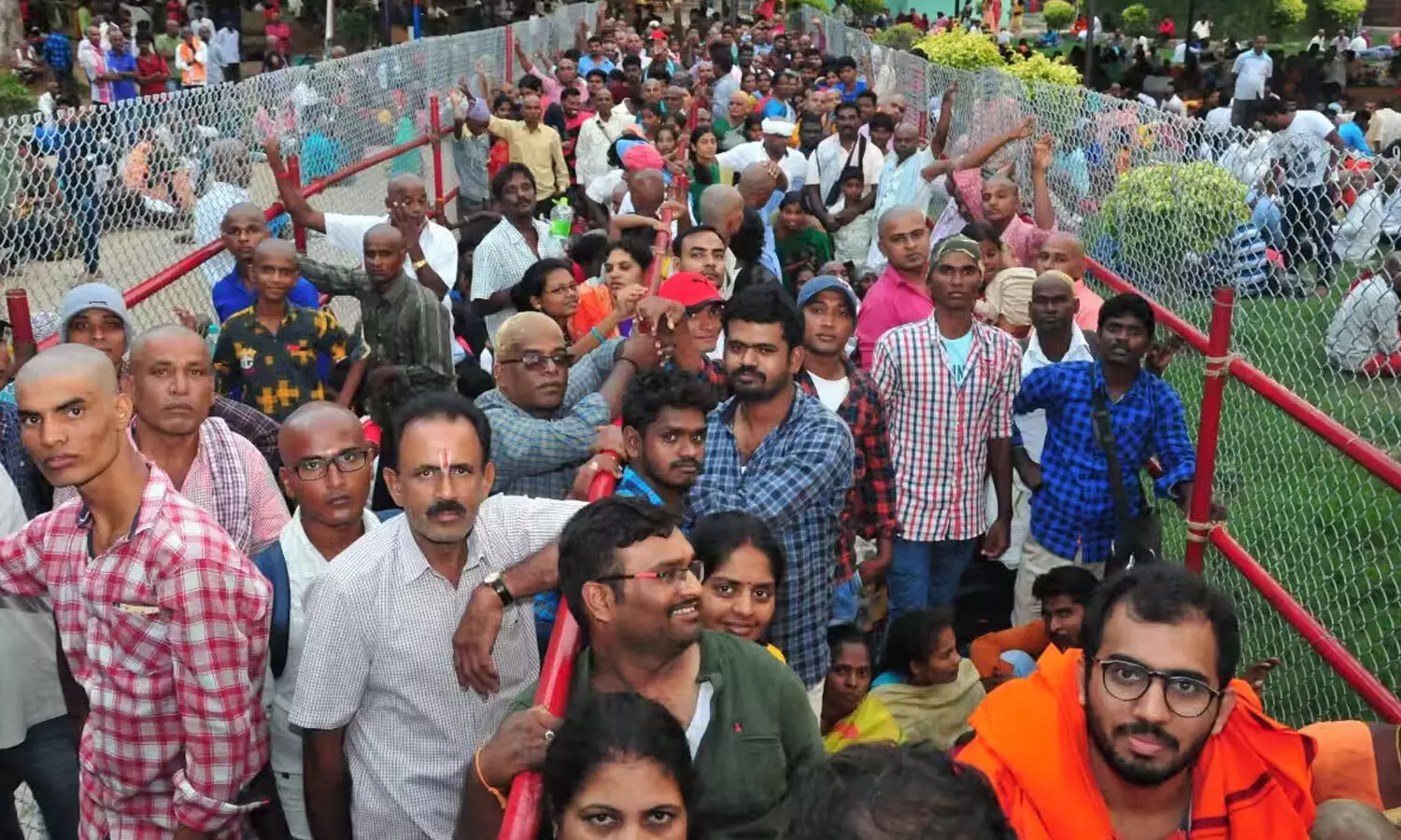 Tirumala : రష్ మామూలుగా లేదు.. బయట వరకూ క్యూ లైన్ Tirumala : రష్ మామూలుగా లేదు.. బయట వరకూ క్యూ లైన్