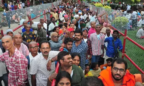 Tirumala : రష్ మామూలుగా లేదు.. బయట వరకూ క్యూ లైన్