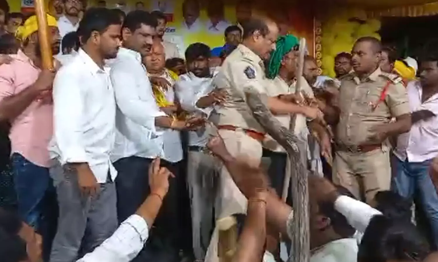 Breaking : కన్నా లక్ష్మీనారాయణపై రాళ్ల దాడి.. పరిస్థితి ఉద్రిక్తం