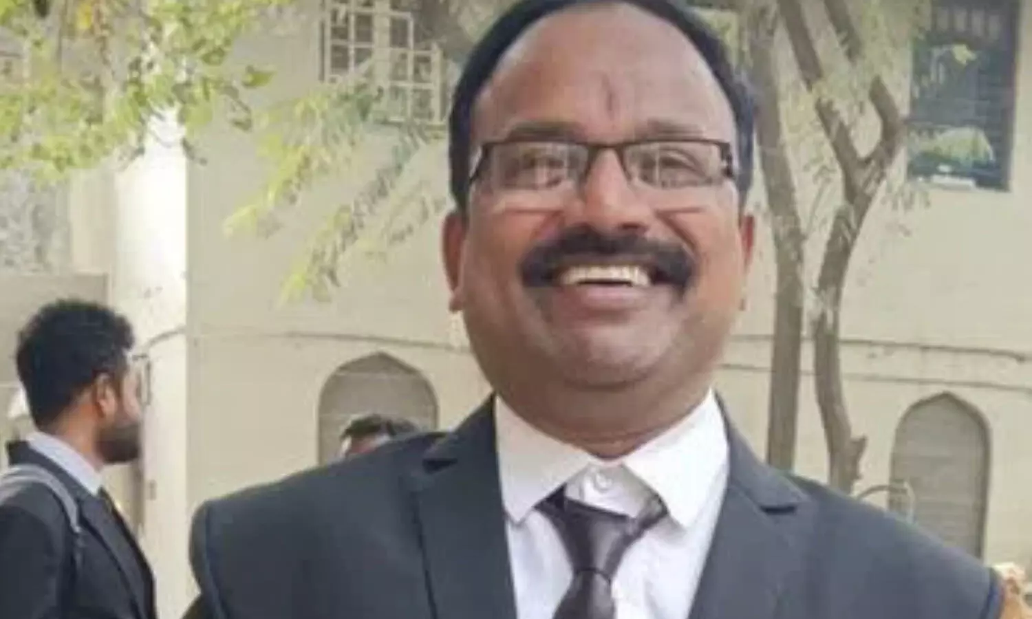 కటింగ్ షాప్ నుండి.. కోర్టులో న్యాయవాది దాకా!!