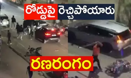 చిందిన రక్తం.. రోడ్డుపై కత్తులు, కొడవళ్లతో భీభత్సం