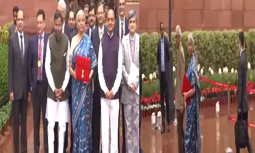 Union Budget : పార్లమెంటుకు చేరుకున్న నిర్మలా సీతారామన్