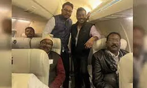 హైదరాబాద్‌కు చేరుకున్న జేఎంఎం ఎమ్మెల్యేలు