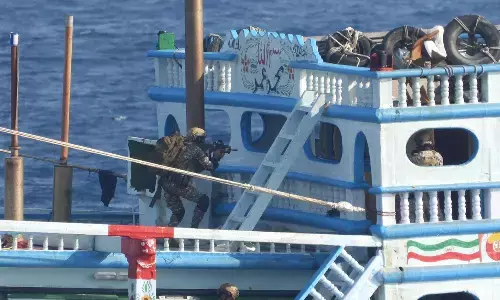 సముద్రపు దొంగలను వెంటాడి.. వేటాడి.. 19 మందిని రక్షించి