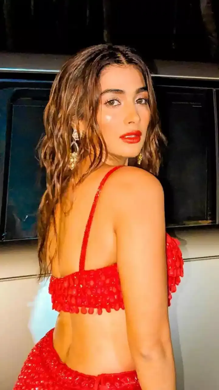 ఎరుపు రంగు డ్రెస్ లో మెరిసిపోతున్న బుట్ట బొమ్మ.. కెరీర్ ఎలా ఉందంటే?