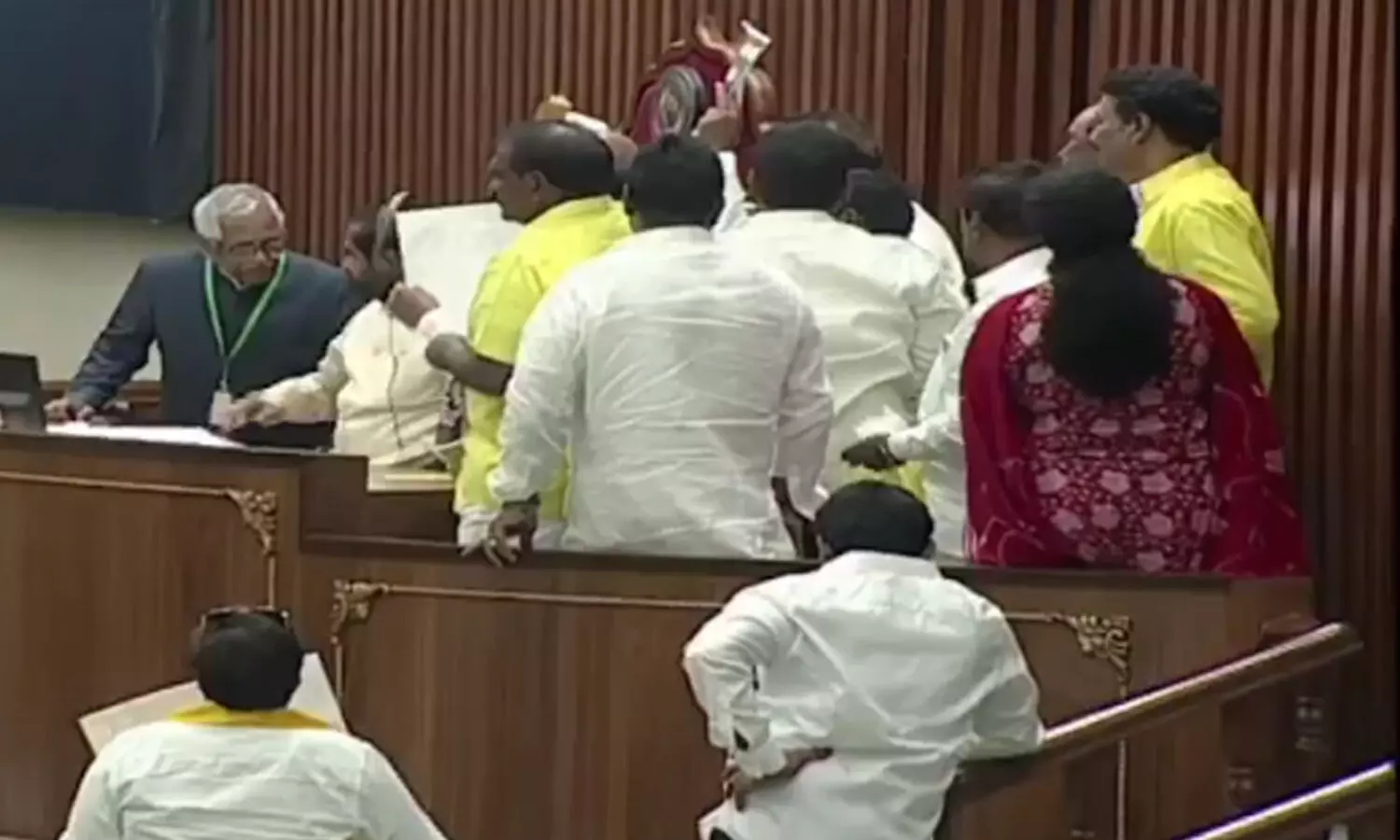 Breaking : సభ నుంచి టీడీపీ సభ్యుల సస్పెన్షన్