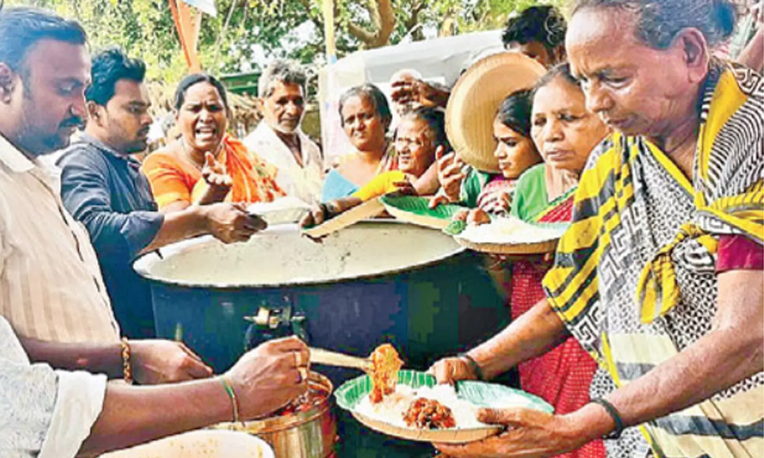 Andhra Pradesh : కోడికూర.. చేపల పులుసు.. రారమ్మని పిలుస్తున్న పార్టీ కార్యాలయాలు