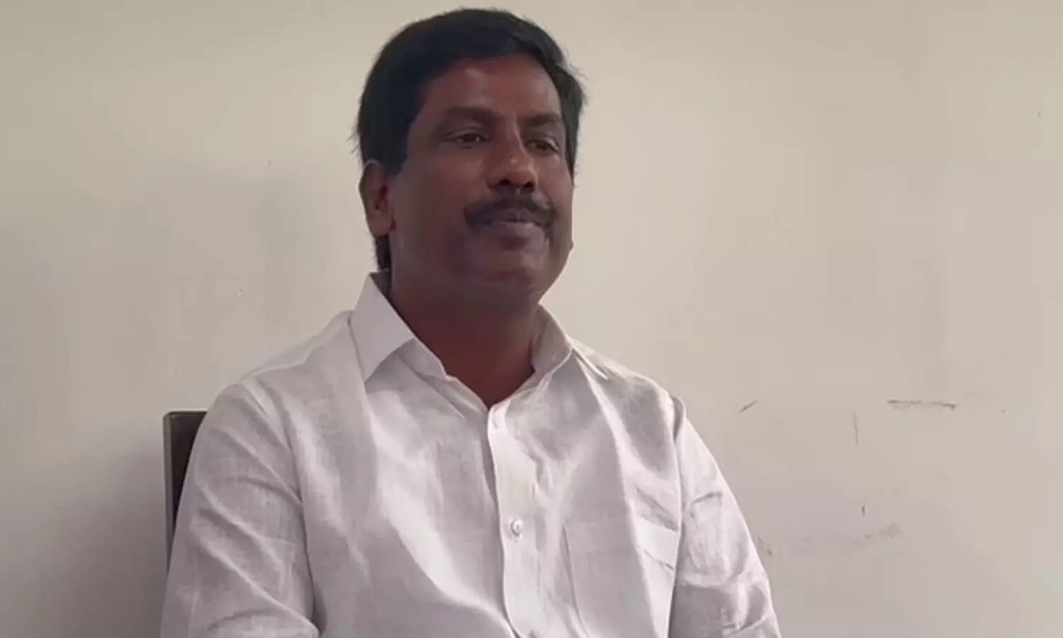 YSRCP : పార్టీని వీడనని చెబుతున్న మరో ఎమ్మెల్యే