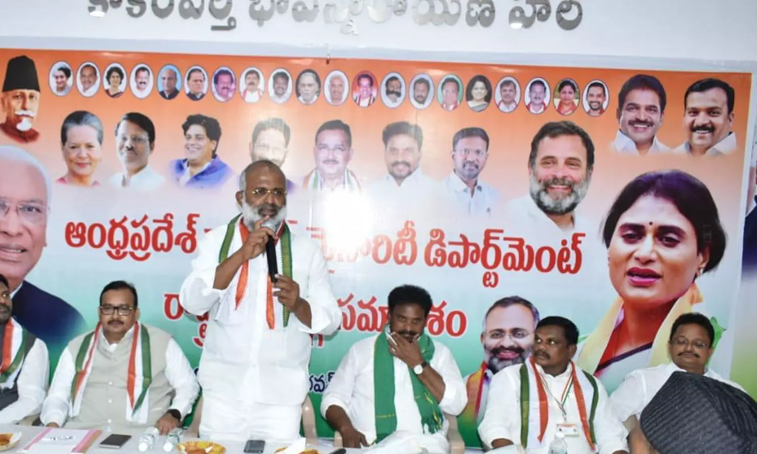 జగన్ ప్రభుత్వంపై కేవీపీ ఆగ్రహం.. వైఎస్ బొమ్మ పెట్టుకుని మరీ