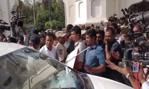 Telangana Assembly : ఆటోల్లో వచ్చిన బీఆర్ఎస్ ఎమ్మెల్యేలు.. అసెంబ్లీ వద్ద ఉద్రిక్తత