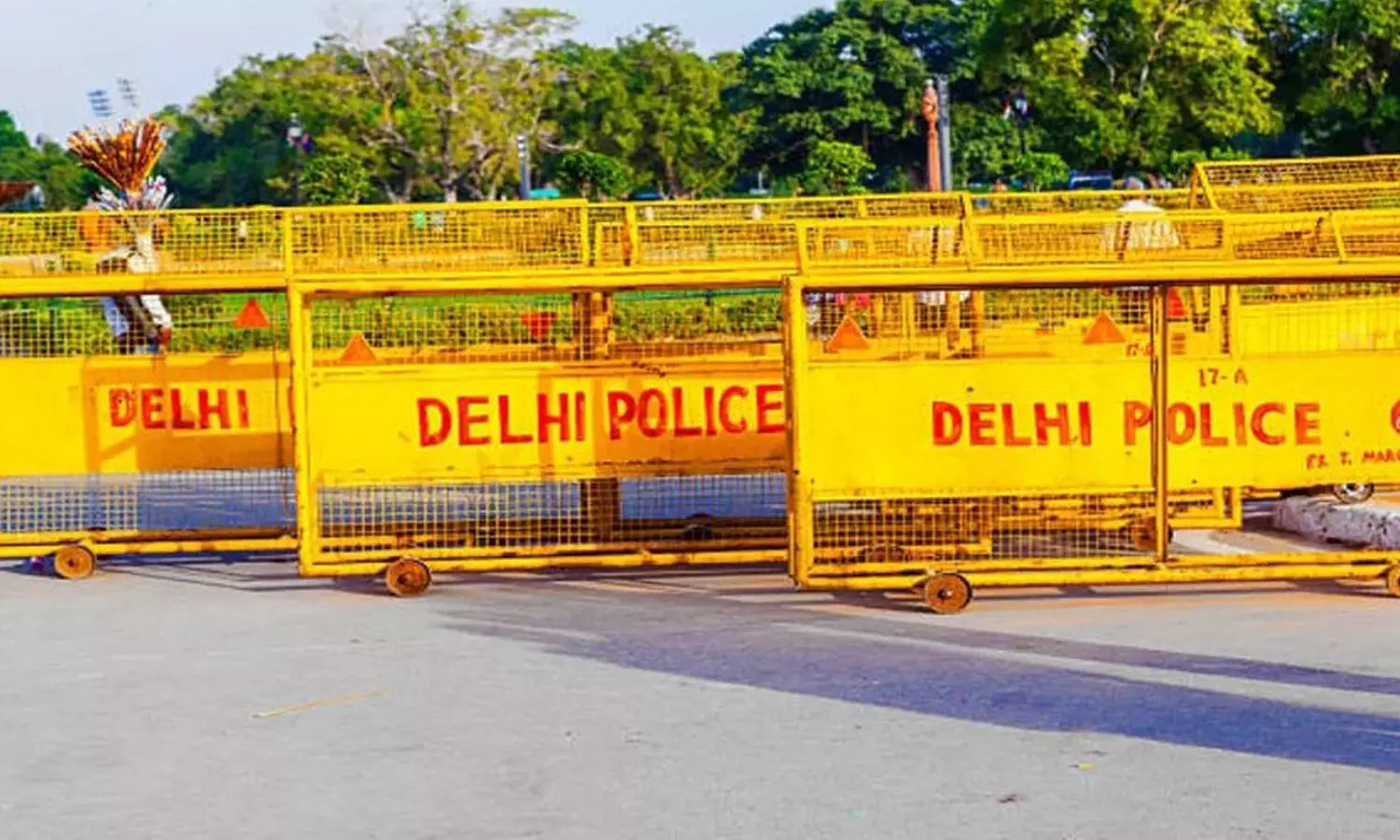 Delhi : అటువైపు వెళ్లకండి.. సరిహద్దులు మూసేశారు