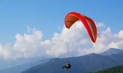 పారా గ్లైడింగ్ చేస్తూ హైదరాబాద్ వాసి మృతి