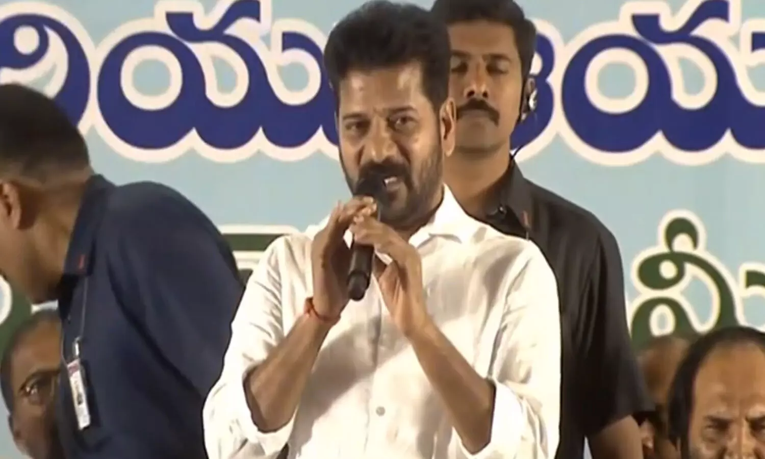 Revanth Reddy : తెలంగాణ ప్రజలు కంచరగాడిదను తరిమి కొట్టి.. రేసు గుర్రాన్ని తెచ్చుకున్నారు Revanth Reddy : తెలంగాణ ప్రజలు కంచరగాడిదను తరిమి కొట్టి.. రేసు గుర్రాన్ని తెచ్చుకున్నారు