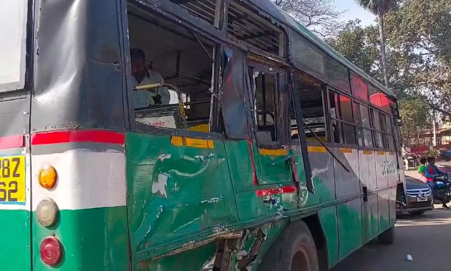 ఆర్టీసీ బస్సుకు ప్రమాదం.. గాయాలపాలయిన ప్రయాణికులు