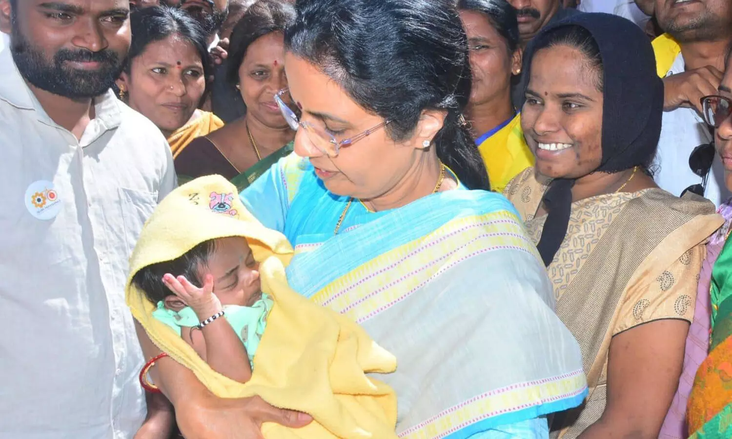 చిన్నారికి పేరు పెట్టిన భువనేశ్వరి