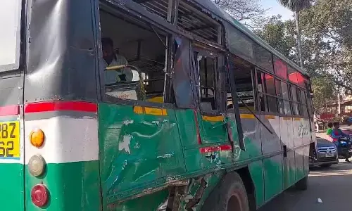 ఆర్టీసీ బస్సుకు ప్రమాదం.. గాయాలపాలయిన ప్రయాణికులు